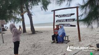 Untuk Menarik Perhatian Pengunjung ke Pantai Ketapang Rupat, Mahasiswa Unri Bangun Photo Booth