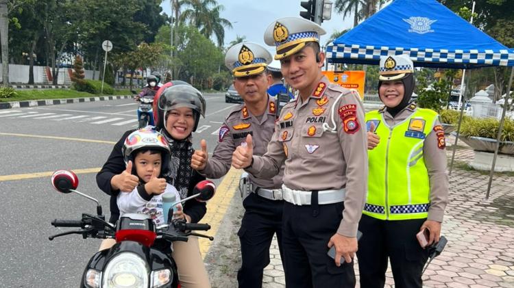 Sosialisasi Keselamatan Berkendara, Dir Lantas Polda Riau Berikan Helm Kepada Pengendara