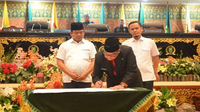 Plt Gubri Teken Nota Kesepakatan KUA-PPAS APBD Riau 2024
