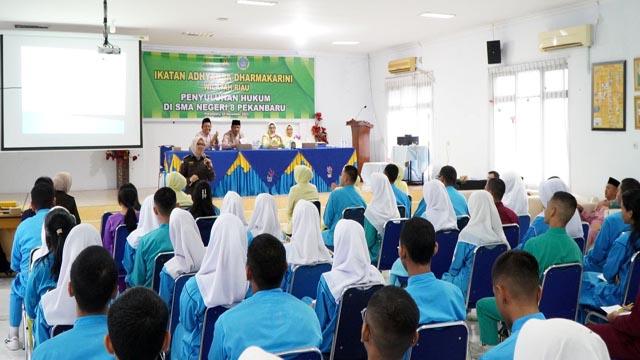 Sambangi SMAN 8 Pekanbaru, IAD Riau Berikan Penyuluhan Hukum Kenakalan Remaja ke Siswa Sekolah