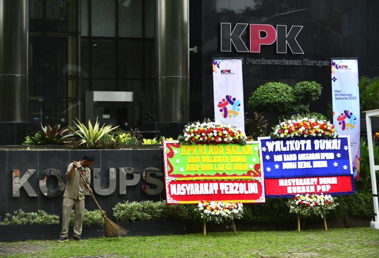 Resah Maraknya Dugaan Korupsi, Masyarakat Dumai Kirim Karangan Bunga di Kantor KPK