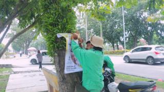 Aksi Cabut Paku Alat Peraga Kampanye di Pohon Digelar di Pekanbaru