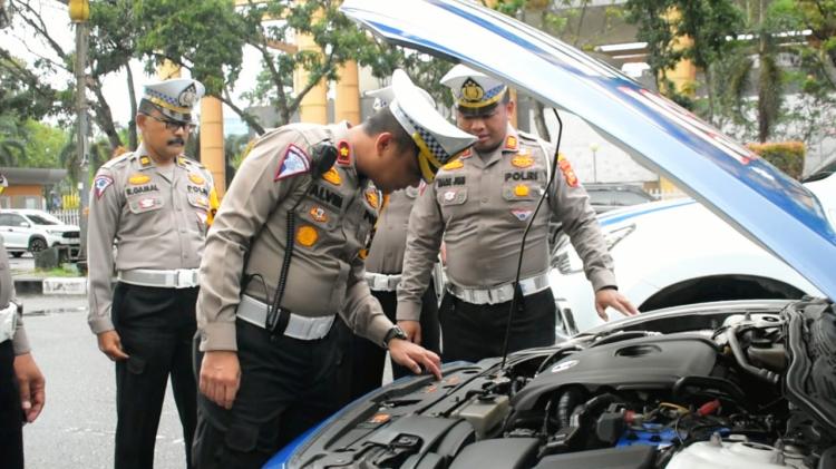 Pimpin Apel Pagi Perdana, Kompol Alvin Cek Kendaraan Dinas Sat Lantas