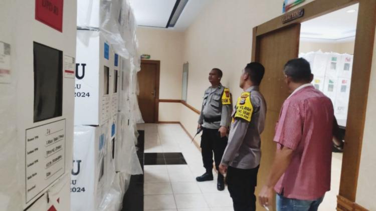 Kapolsek Payung Sekaki, Iptu Rejoice Cek Keamanan Logistik Pemilu di PPK