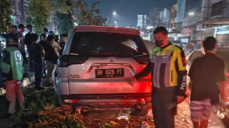 Tak Terkendalikan, Pajero Sport Hantam Trotoar Jalan Tuanku Tambusai