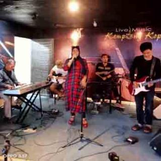 Ngabuburit Sambil Ngejaming Lagu Religi, Keluarga Besar Band Live Musik Kampong Kopi Wak Joel Buka Bersama
