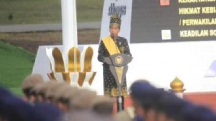 Presiden Kenakan Pakaian Adat Melayu Riau saat Pimpin Upacara Harlah Pancasila di Dumai