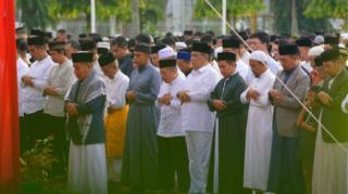 Pj Gubernur Riau Salat Iduladha Bersama Ribuan Jemaah di Halaman Kantor Gubernur Riau